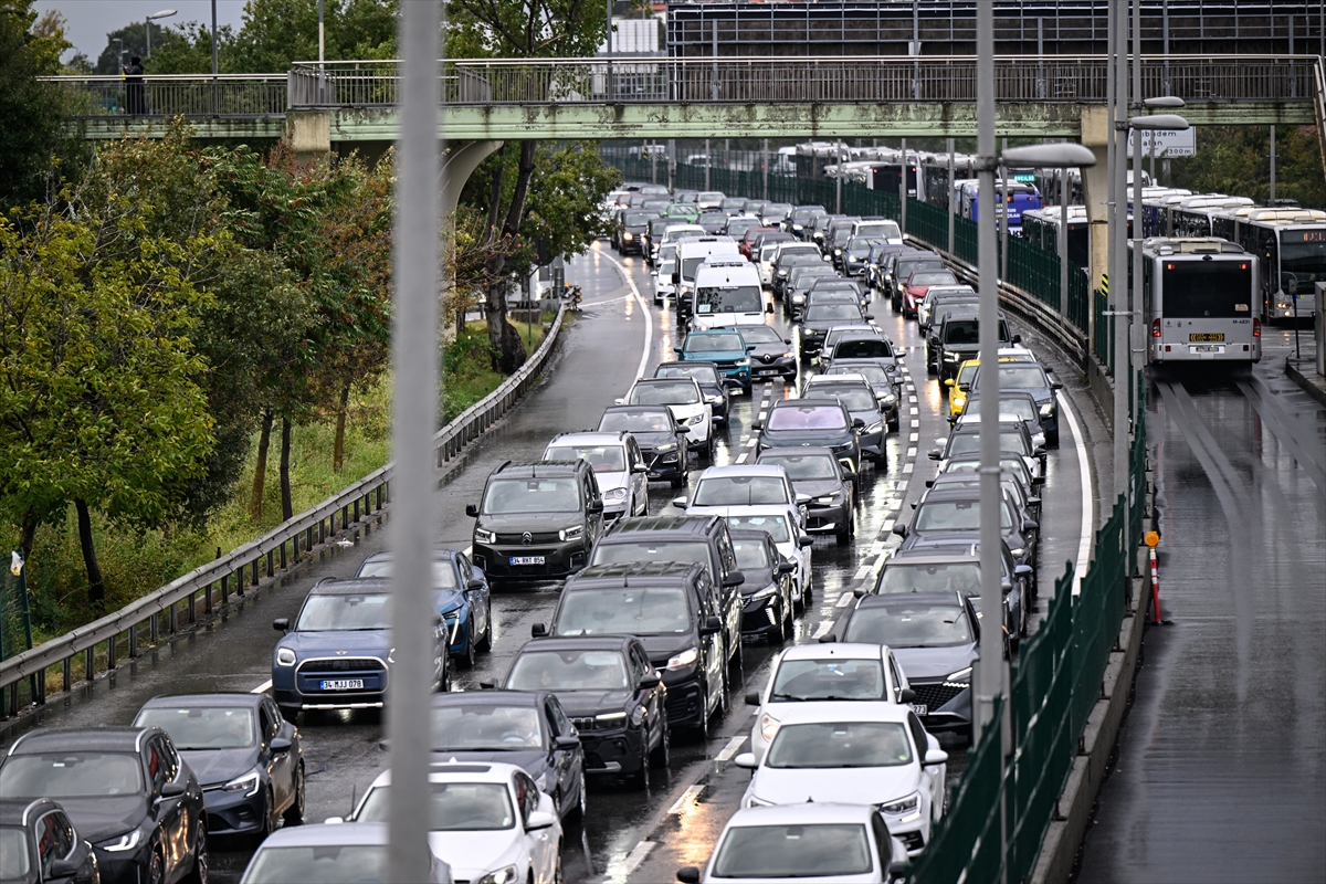 Metrobüs yolu boyunca oluşan araç kuyruğu