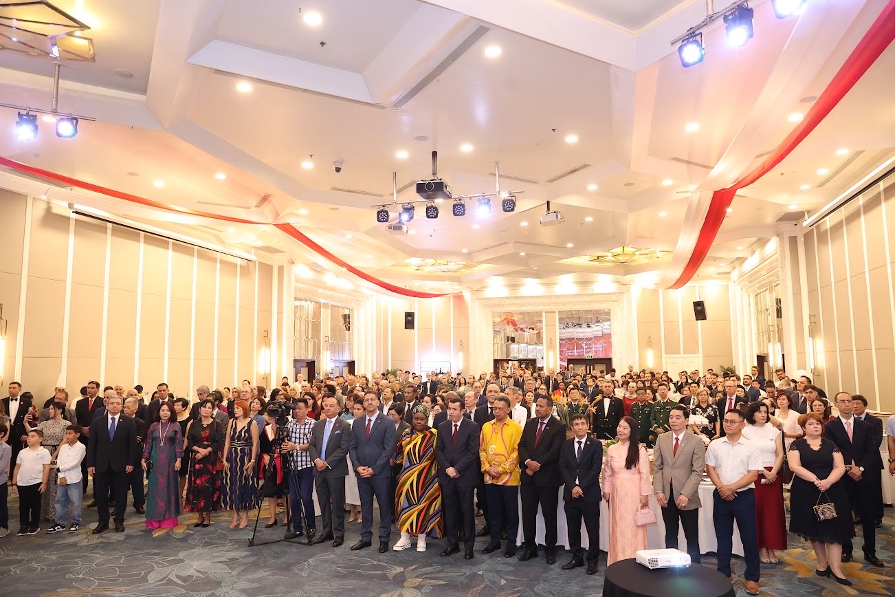 Hanoi'deki Cumhuriyet resepsiyonuna katılan davetliler