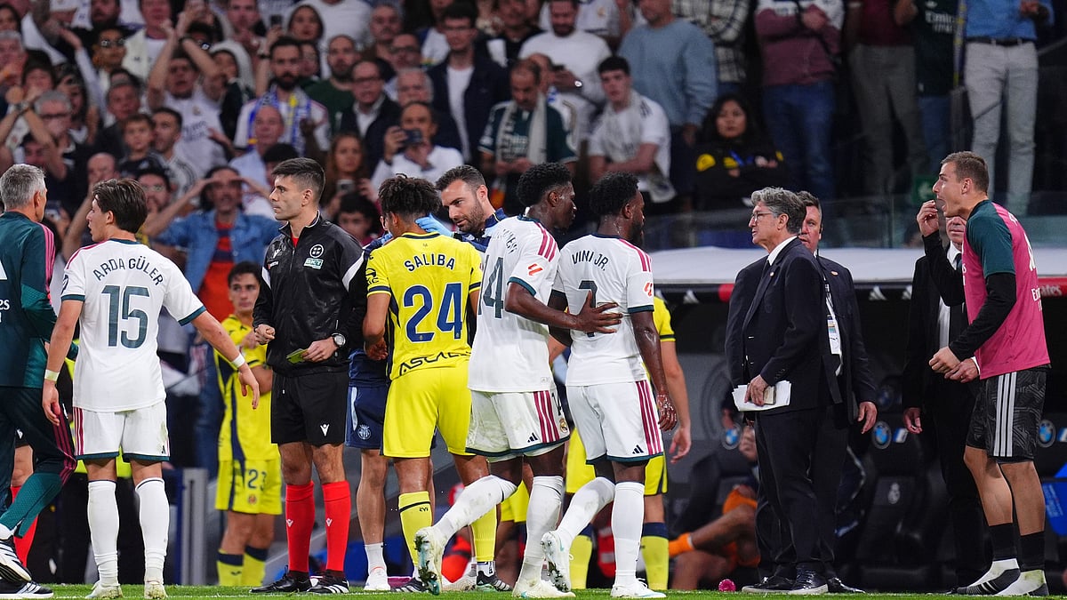 Real Madrid-Villarreal maçında Vinicius Junior, Nathan Saliba ve Arda Güler kenar çizgisinde