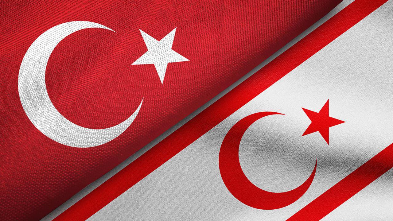 Türkiye ve KKTC bayrakları