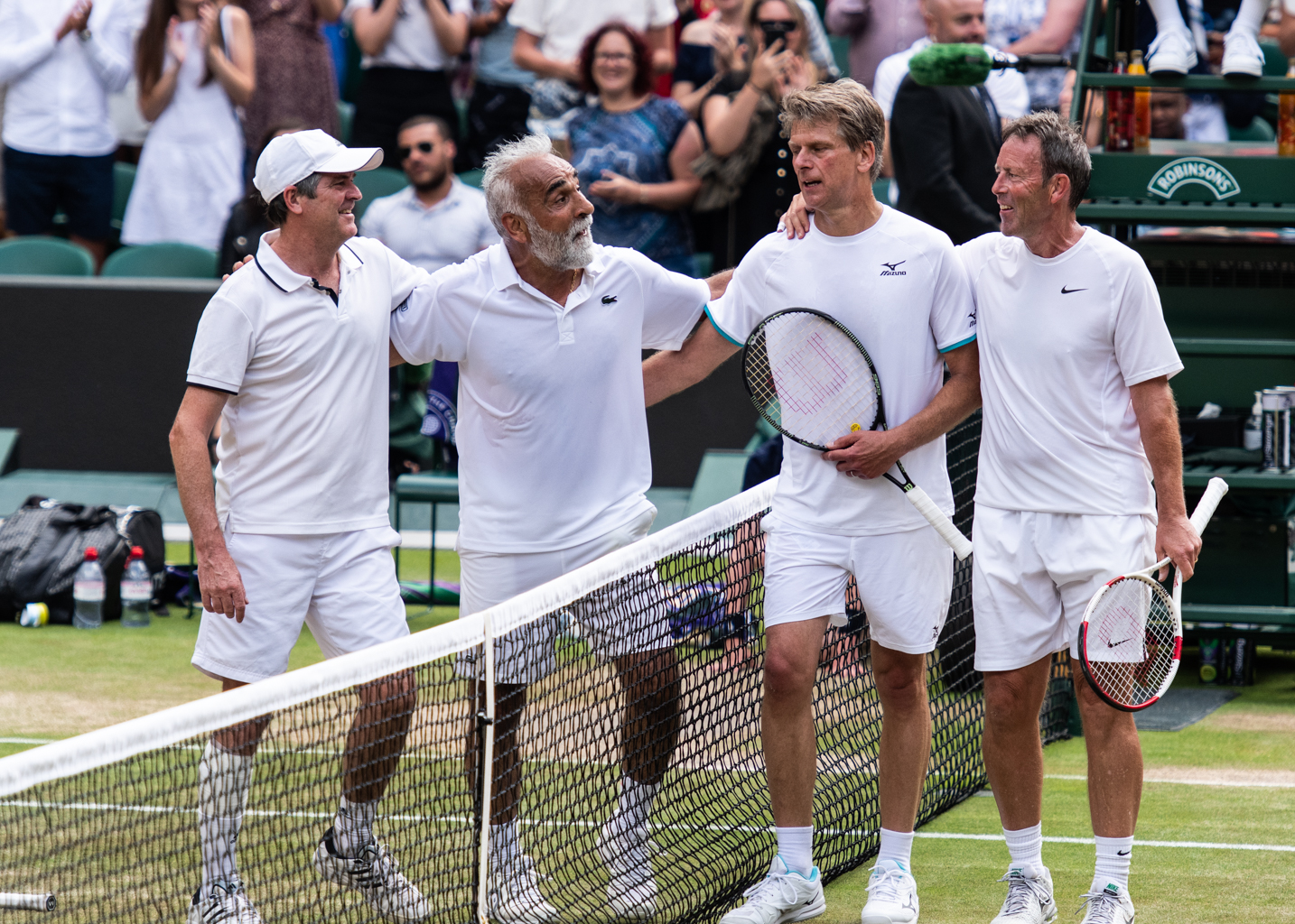 Mansour Bahrami (ortada) bir gösteri maçında (arşiv, 2019)