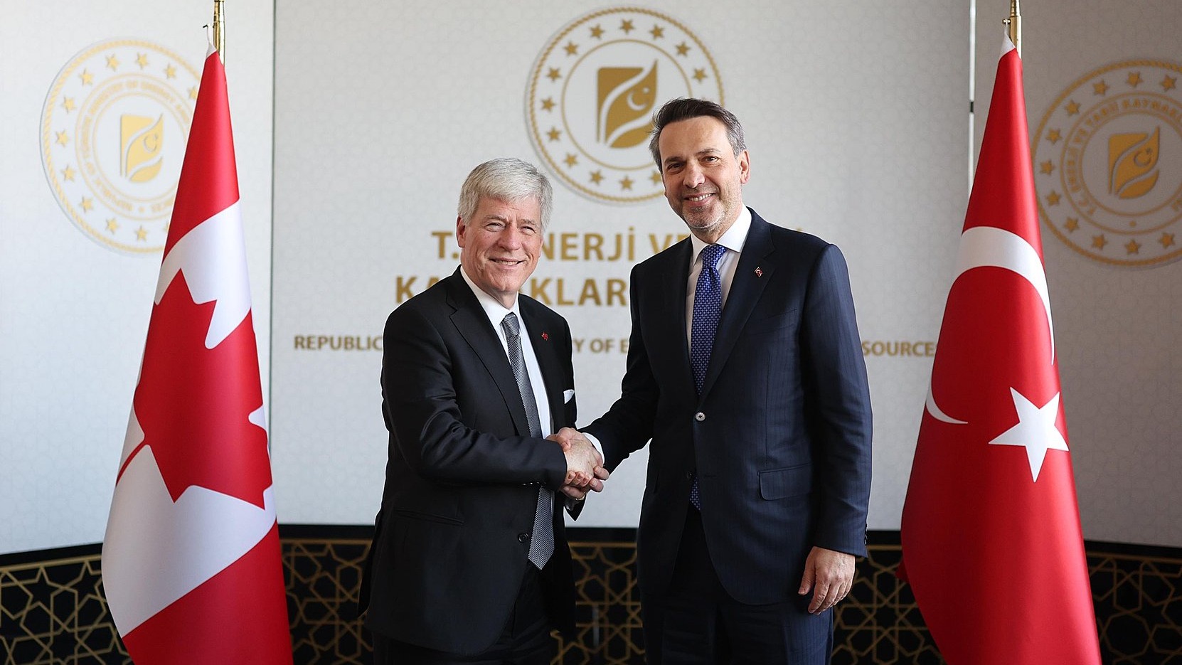 Bakan Bayraktar ile Kanada Enerji ve Doğal Kaynaklar Bakanı Tim Hodgson tokalaşıyor