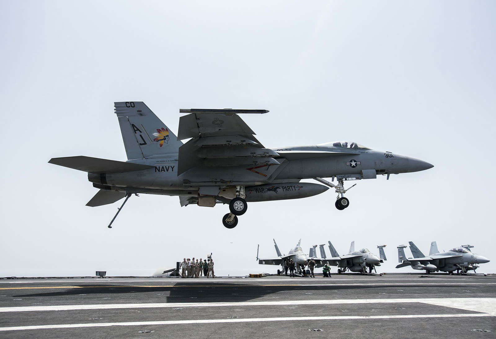 USS George H.W. Bush'a iniş yapan bir F/A-18E (arşiv)