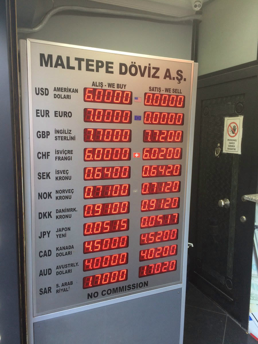 İstanbul'da bir döviz bürosu (arşiv)