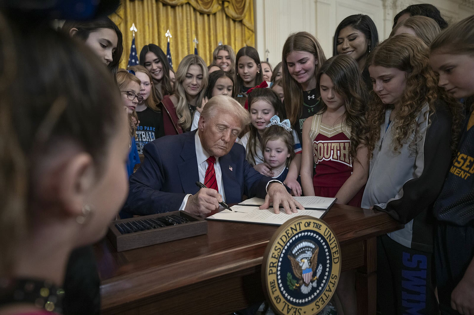 Trump, 5 Şubat 2025'te kadın sporlarına ilişkin başkanlık kararnamesini imzalarken (arşiv)