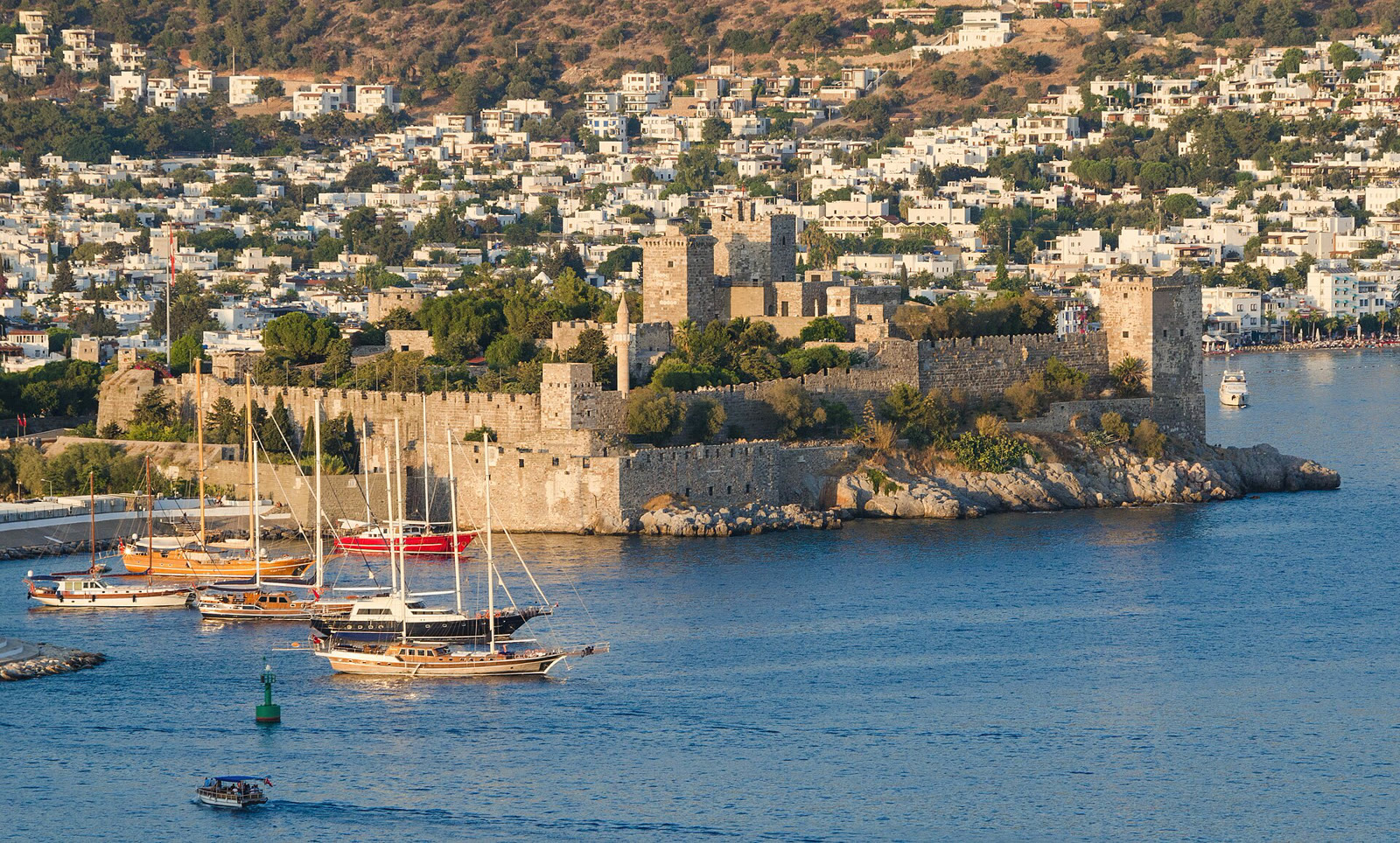 Bodrum Kalesi ve limandaki tekneler