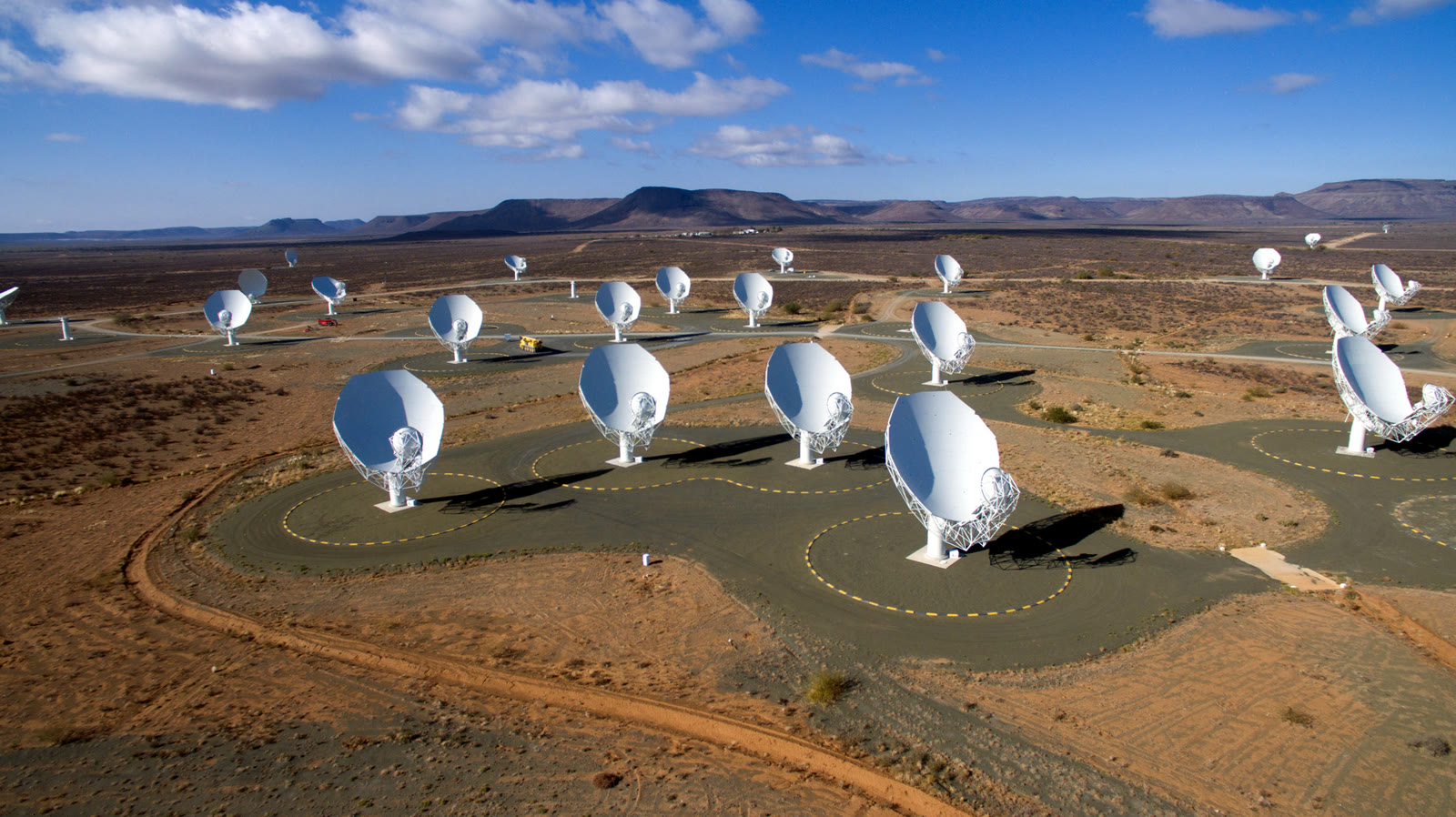 Güney Afrika'daki MeerKAT radyo teleskobu çanakları havadan (arşiv)