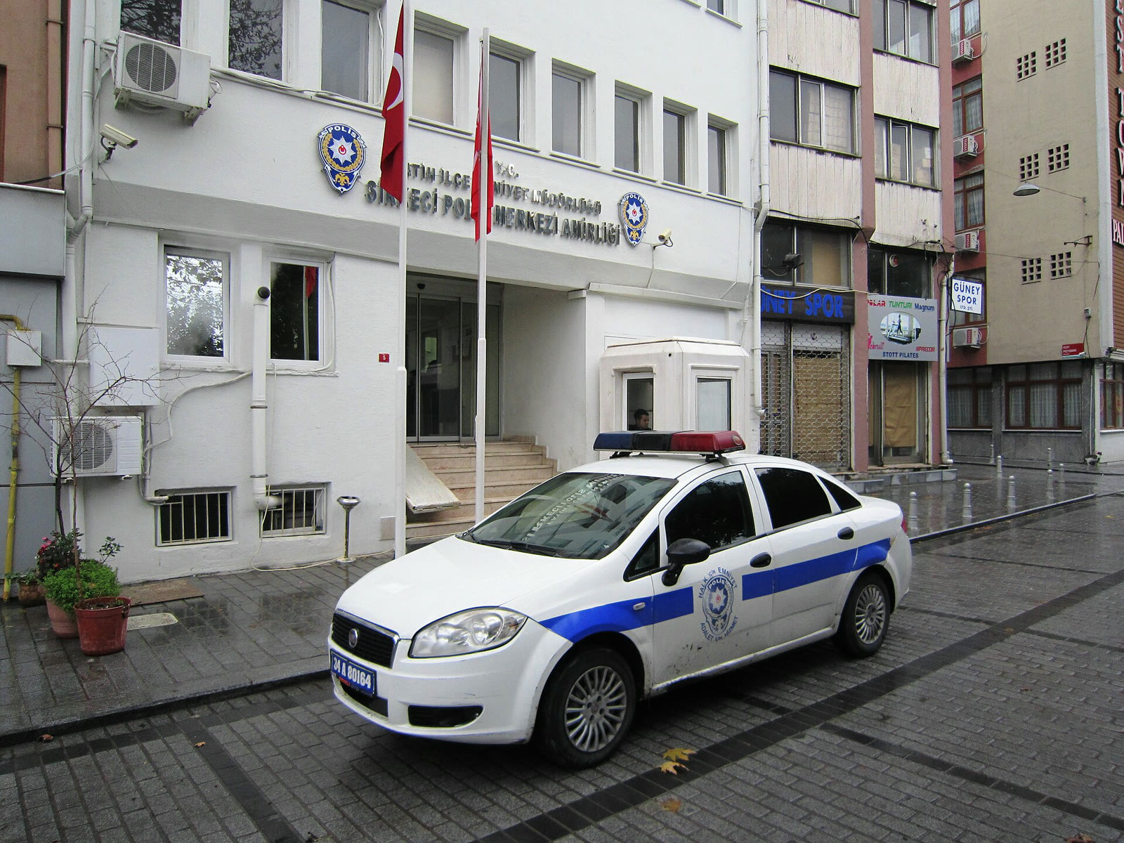 İstanbul’da bir polis binası önünde polis aracı (arşiv)