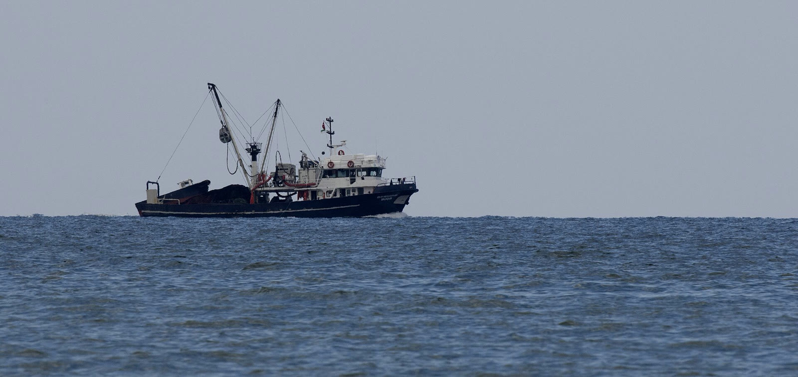 Karadeniz'de avlanan bir balıkçı teknesi