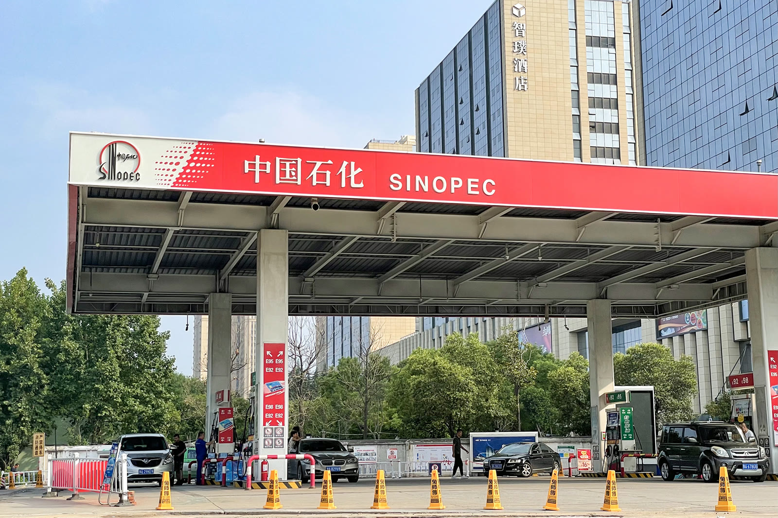 Çin'in Zhengzhou kentinde bir Sinopec akaryakıt istasyonu (arşiv)