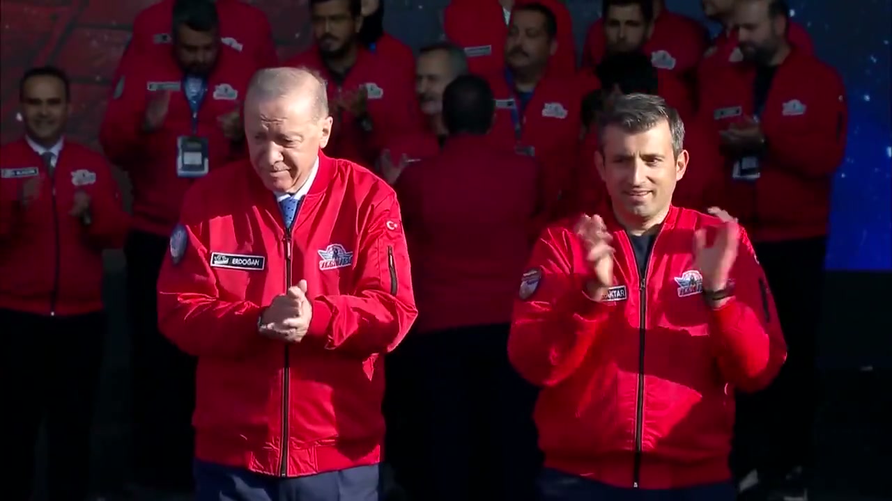 Erdoğan ve Bayraktar sahnede alkışlıyor