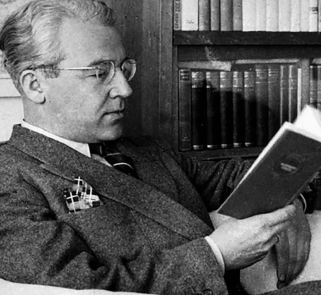 Sabahattin Ali reading a book (archive)