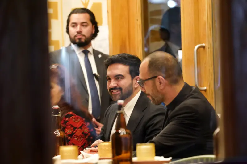 Mamdani, Manhattan'daki bir Filistin restoranında Filistinli New Yorklularla