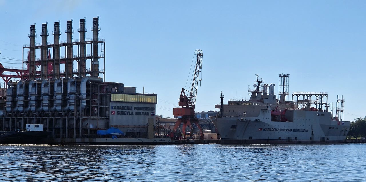 Karpowership yüzer enerji santrali gemisi (arşiv)