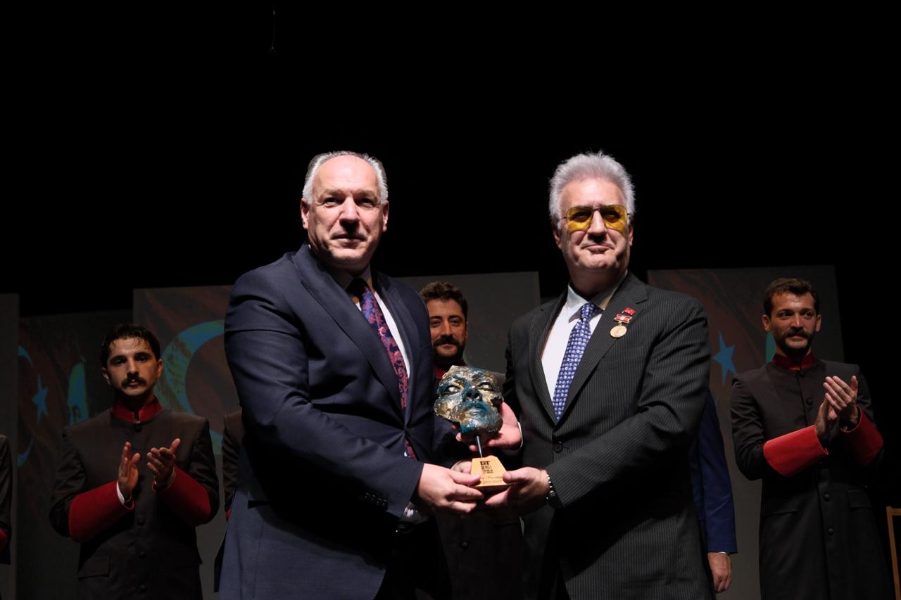 Prizren'deki Türkçe Tiyatro Festivali'nin kapanışını izleyen seyirciler