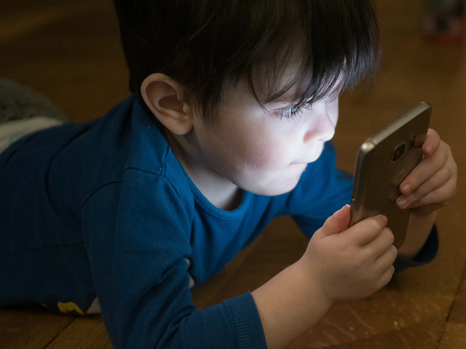 Child using a smartphone (archive)