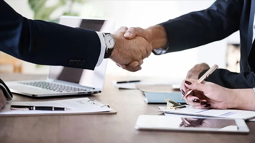 شخصان يتصافحان خلال مقابلة عمل