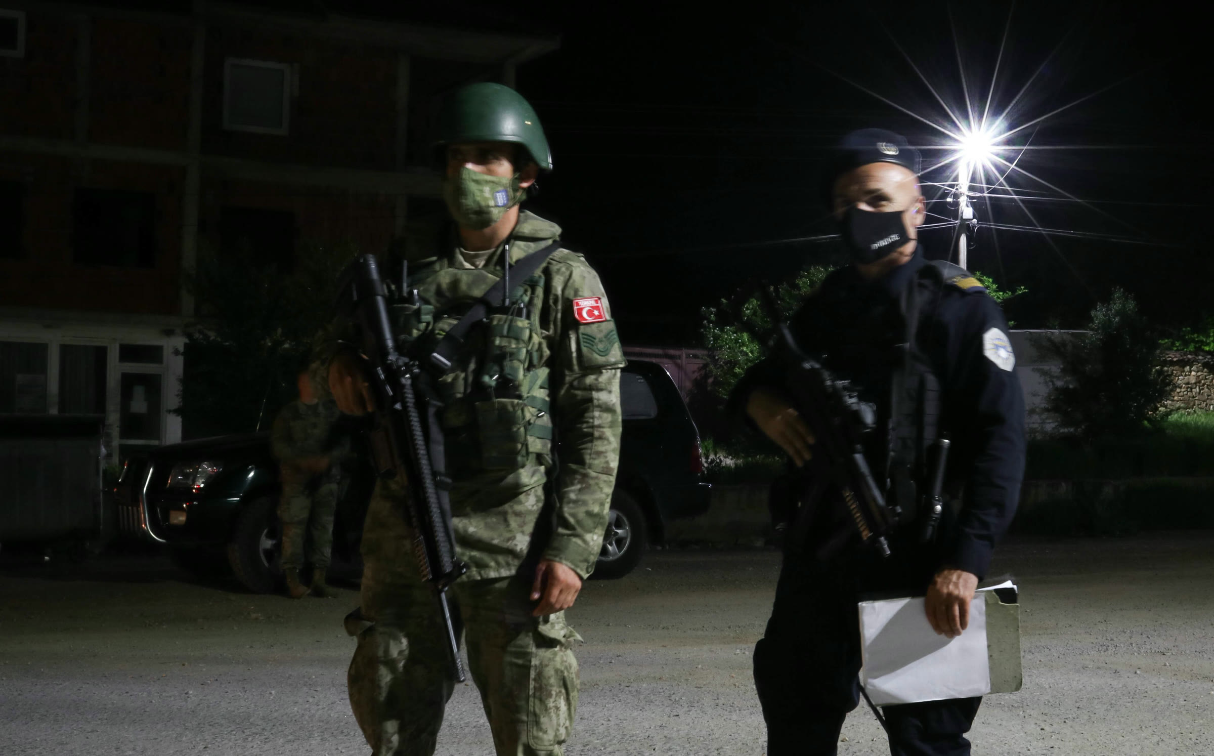 KFOR'da görevli Türk askerleri Kosova Polisi ile devriyede (arşiv)
