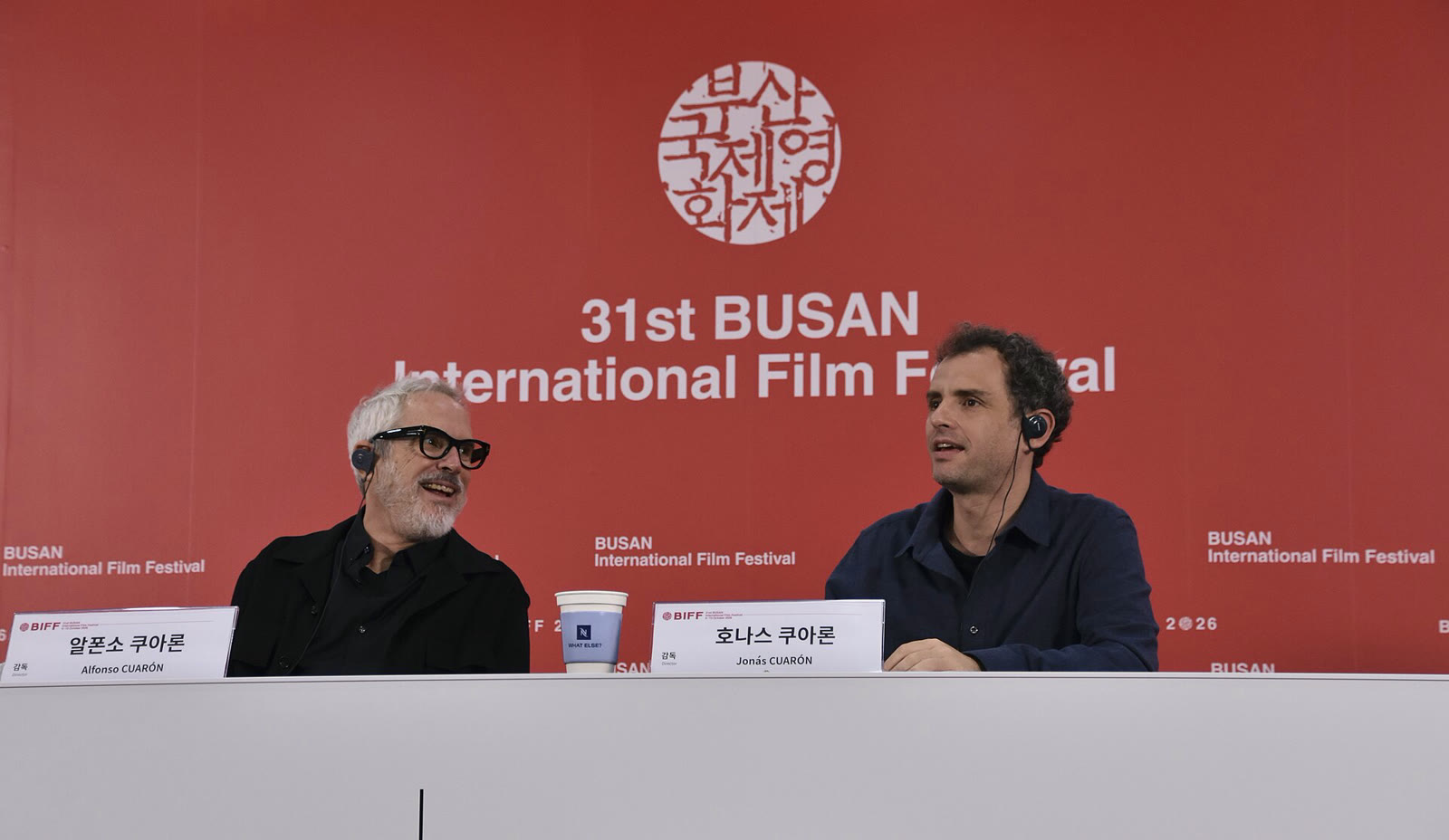 Alfonso Cuarón ve oğlu Jonás Cuarón, Busan'daki ortak basın toplantısında