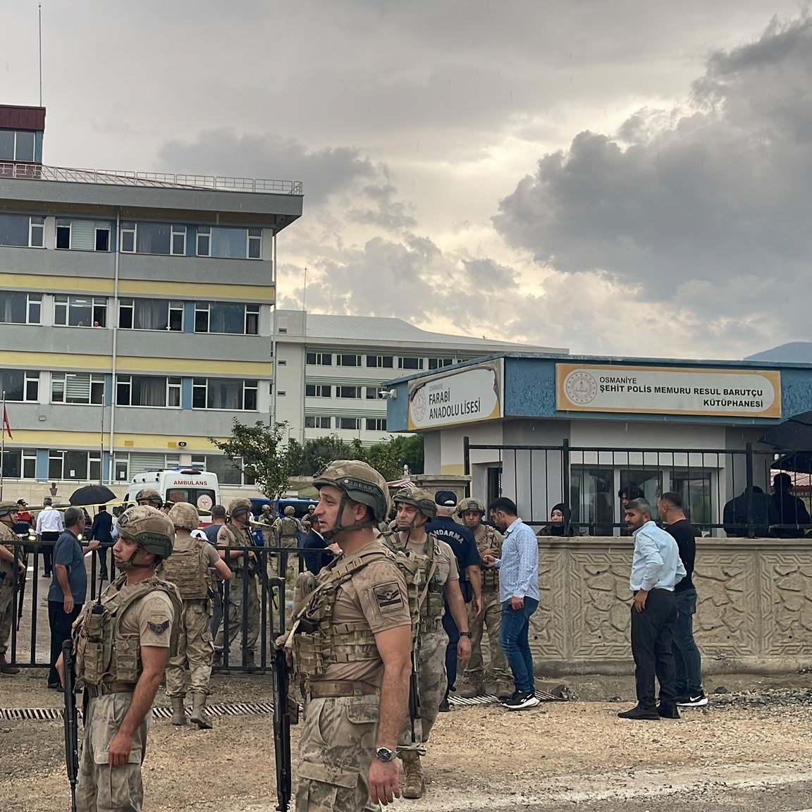 Okul önünde güvenlik önlemi alan jandarma ekipleri