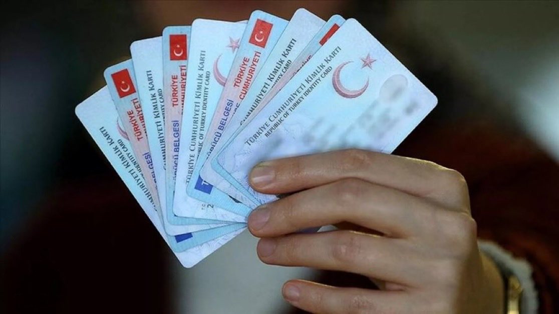 TC kimlik kartları (temsili)