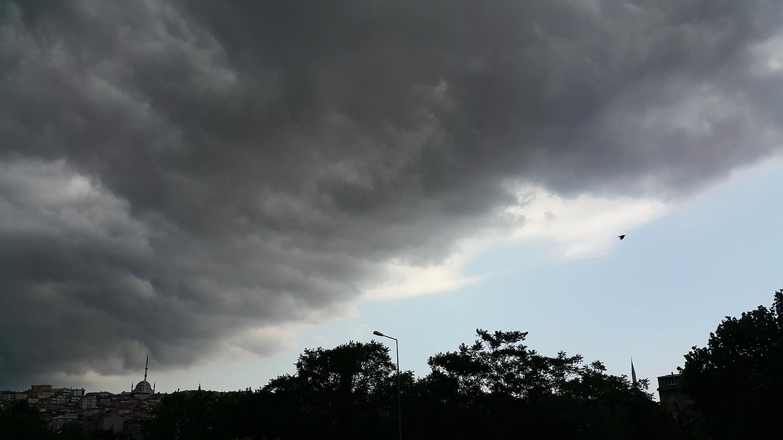 İstanbul'da kümülonimbus bulutları (arşiv)
