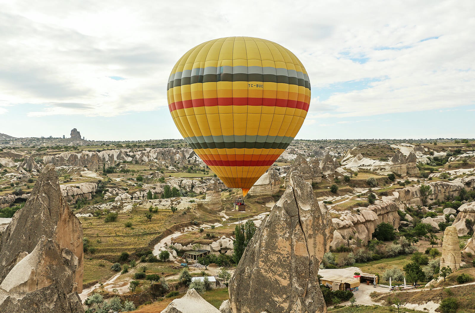 Kapadokya'da sıcak hava balonu (arşiv)