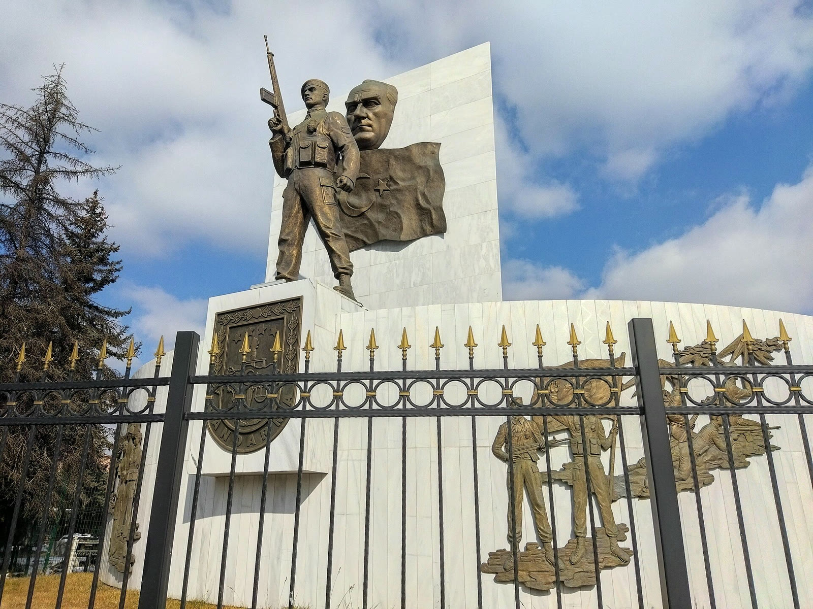 Ankara'daki Jandarma Genel Komutanlığı önündeki anıt (arşiv)