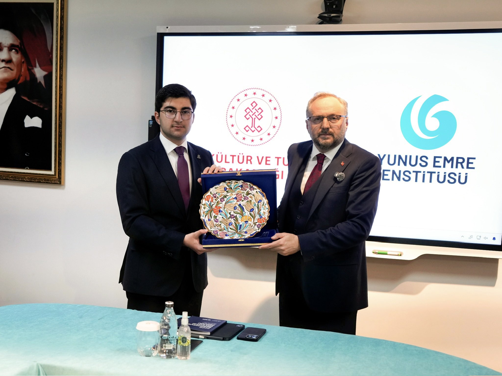 Buluşmada hatıra tabağı takdimi