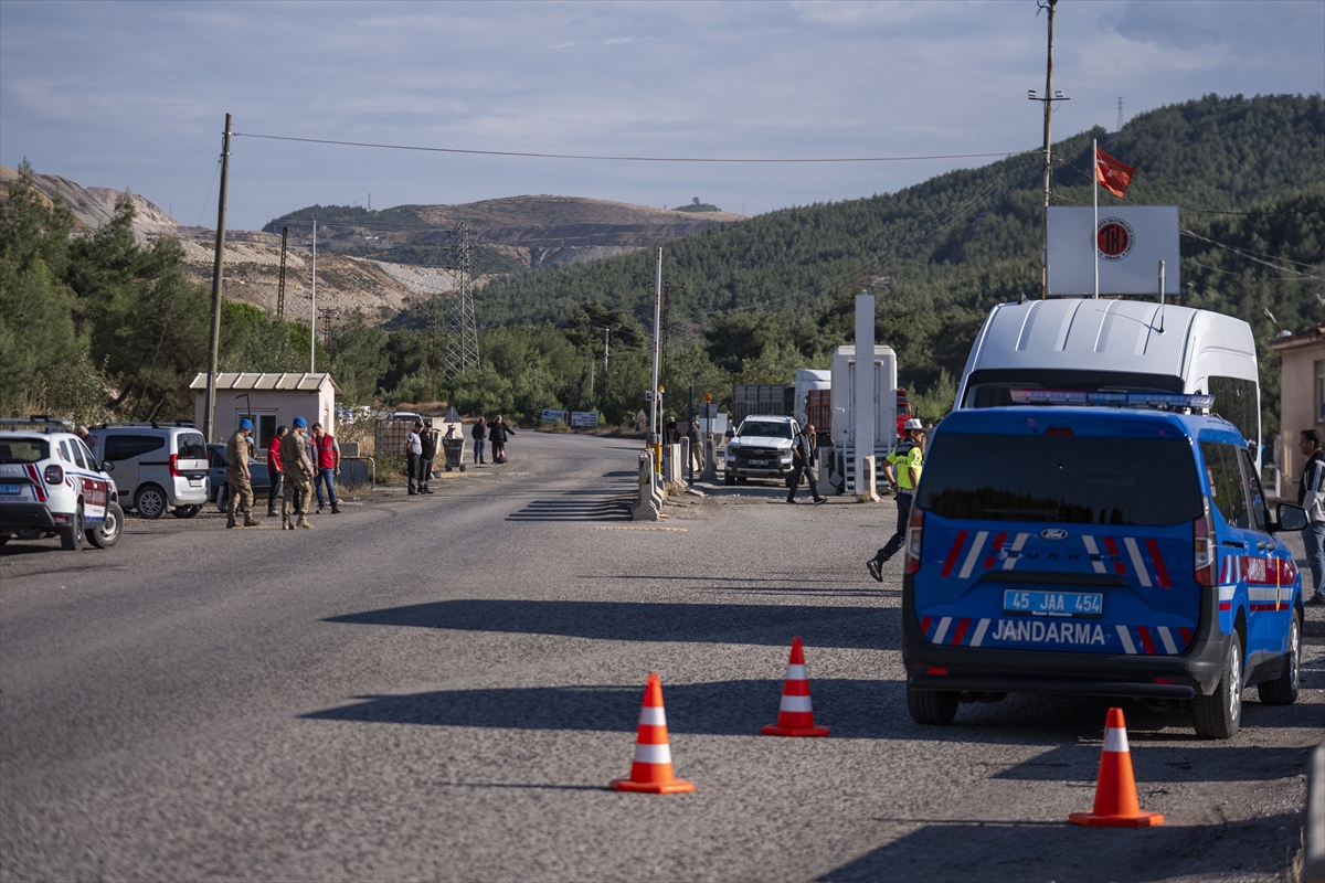 Maden sahasına giden yolda jandarma araçları