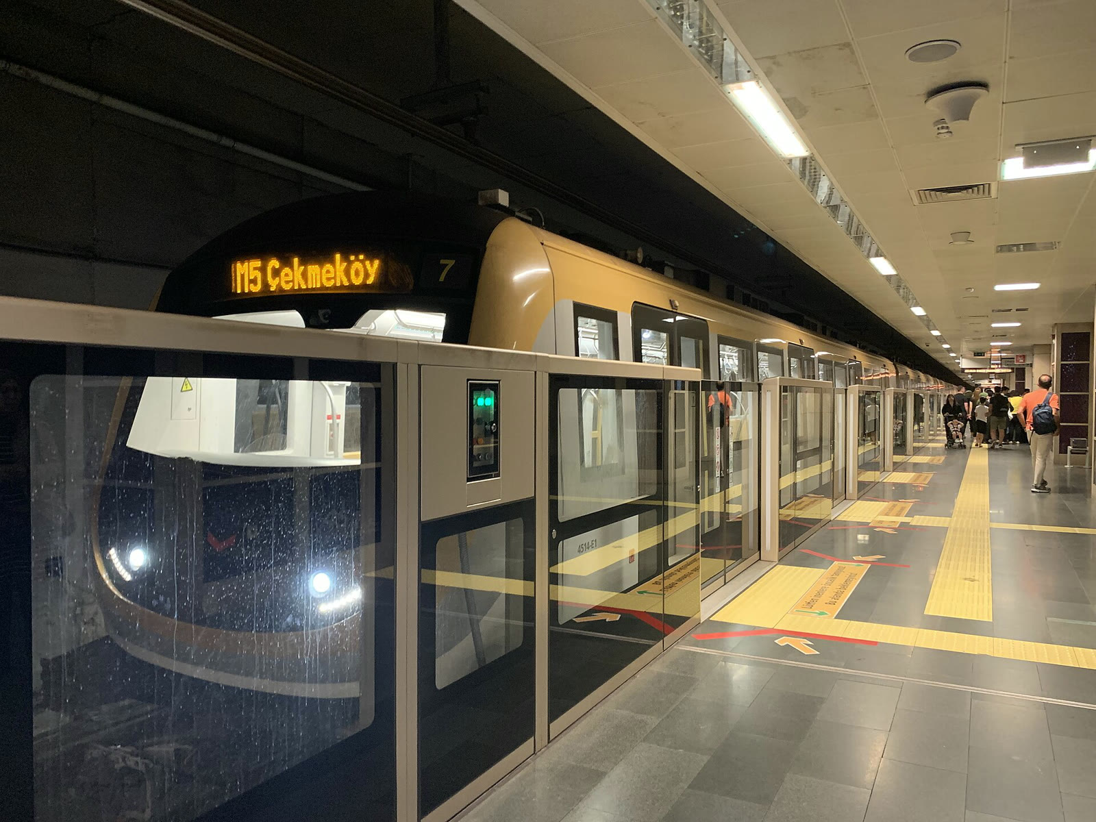 M5 Üsküdar-Sultanbeyli Metro Hattı treni Üsküdar istasyonunda