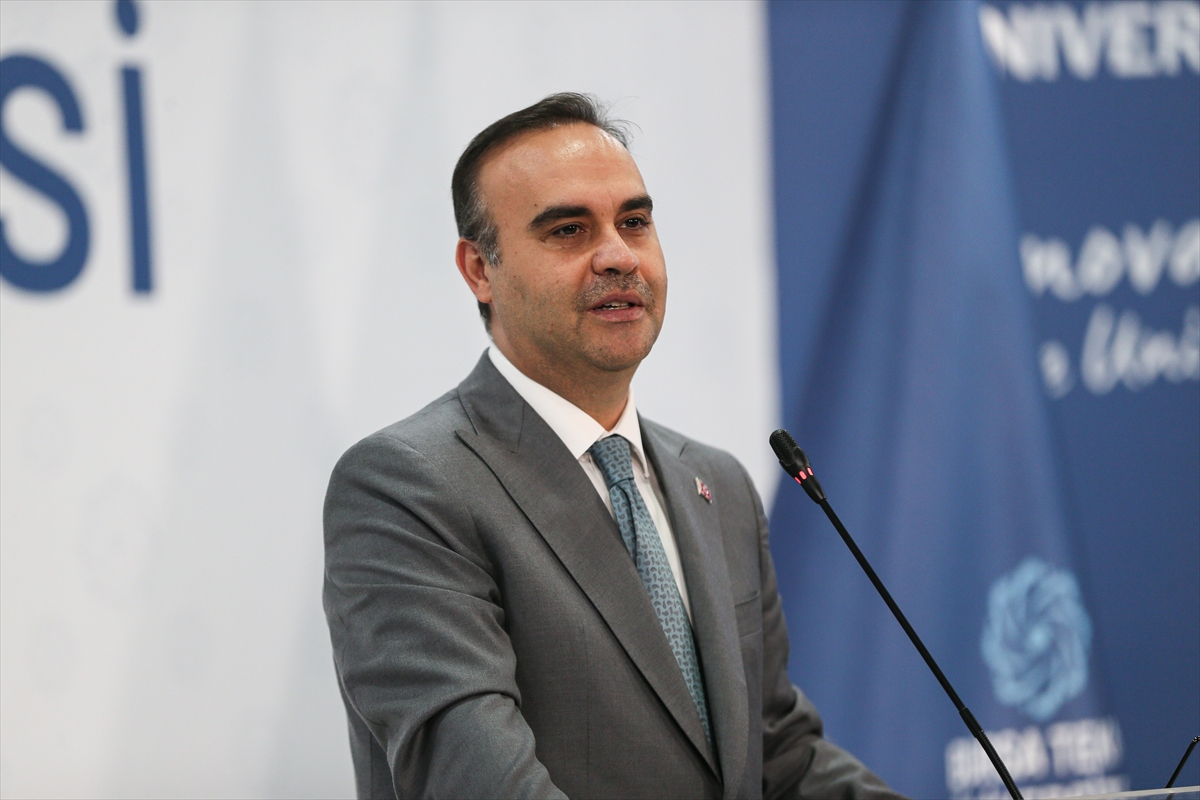 Bakan Kacır, Bursa Teknik Üniversitesindeki törende konuşuyor