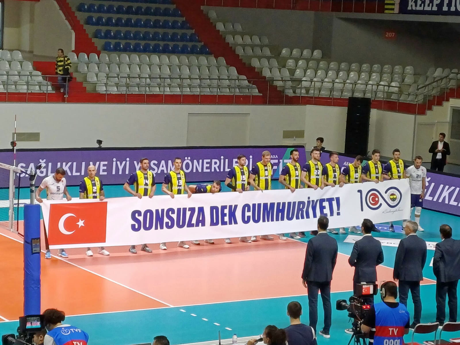 Fenerbahçe Erkek Voleybol Takımı maç öncesi sahada