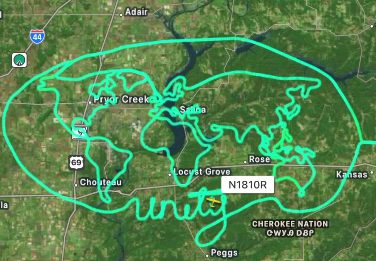 N1810R tescilli uçağın kuzeydoğu Oklahoma üzerinde çizdiği dünya haritası ve "unity" yazısı