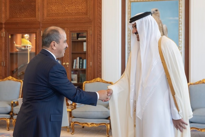 Büyükelçi Caymazoğlu, 6 Ekim'de güven mektubunu Katar Emiri Şeyh Temim bin Hamed Al Sani'ye sunarken