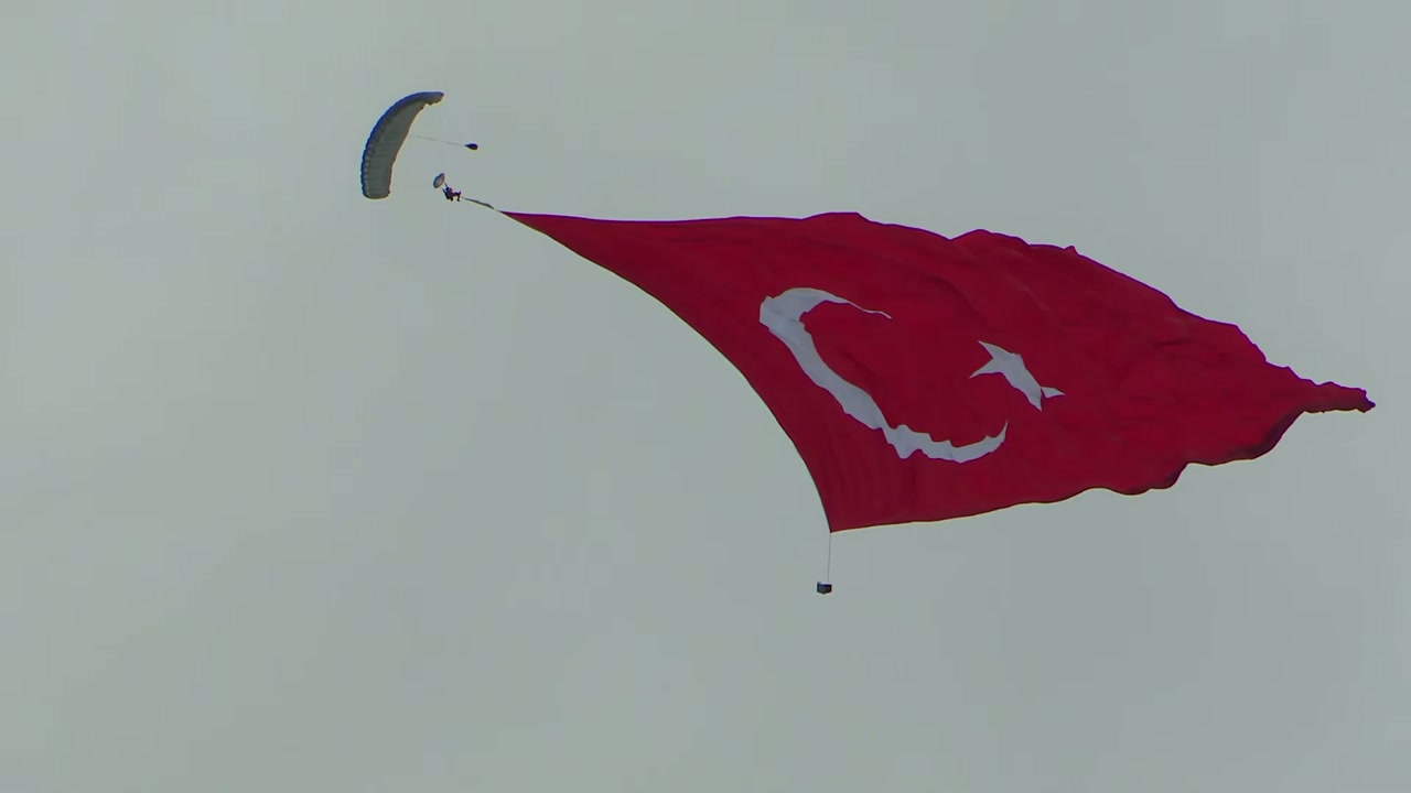Gökyüzünde dalgalanan dev Türk bayrağı