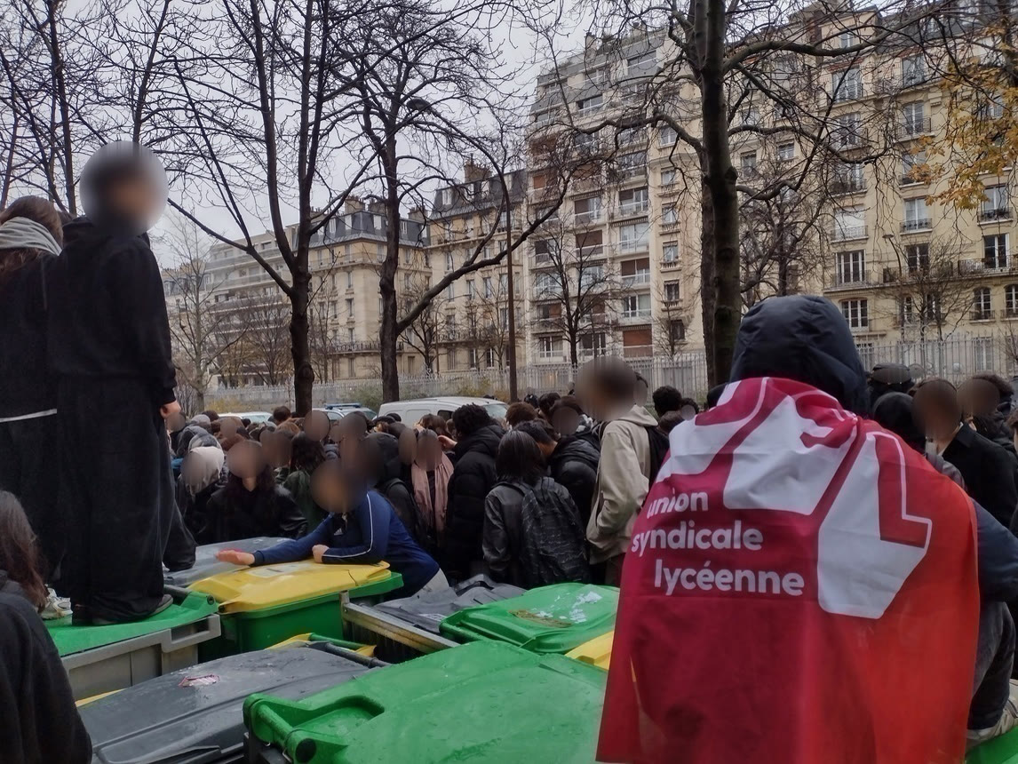 A student blockade outside the Buffon high school in Paris (archive, December 2024)