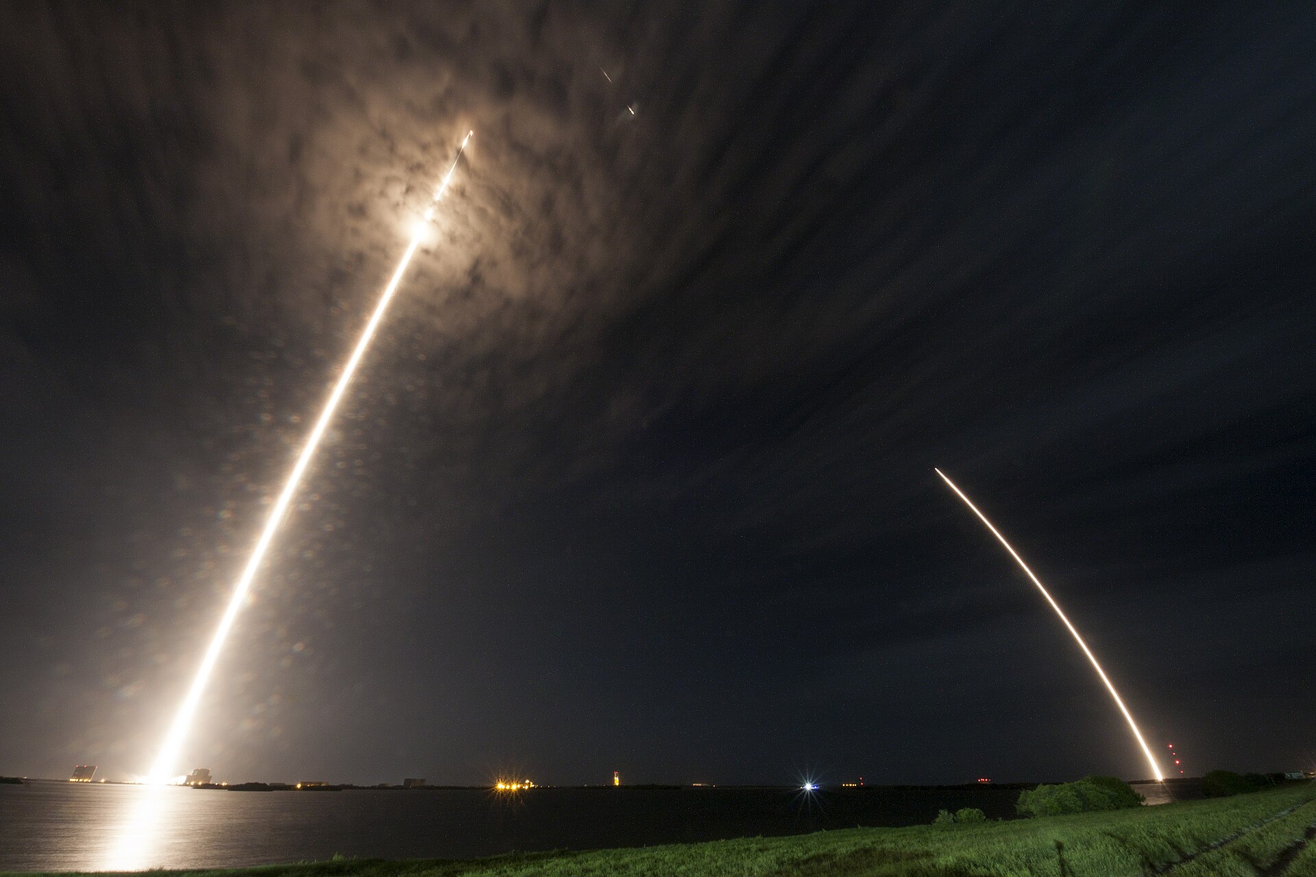 SpaceX Falcon 9 roketinin gece fırlatılışı (arşiv)