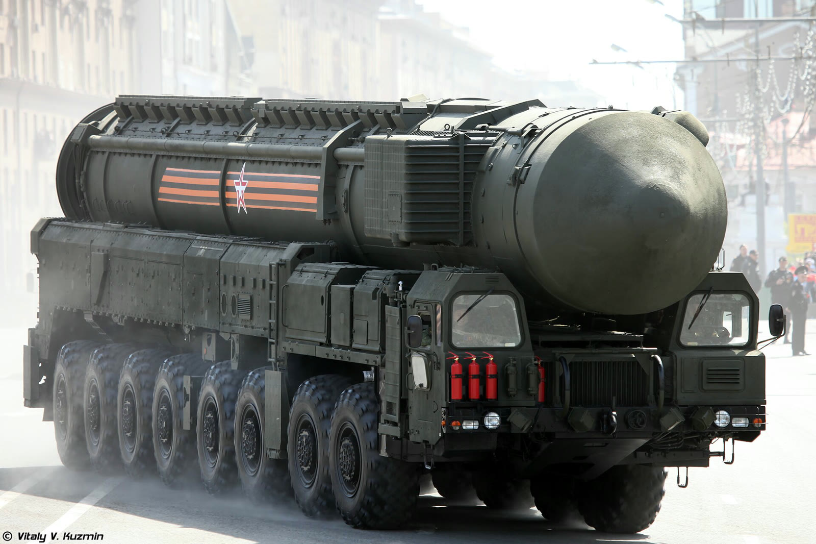 Moskova'daki geçit töreninde Rus Yars füze sistemi (arşiv)