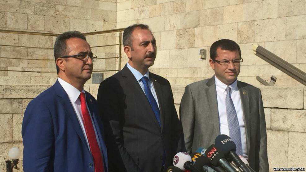 AK Parti Grup Başkanvekili Abdulhamit Gül (ortada) TBMM'de (arşiv)