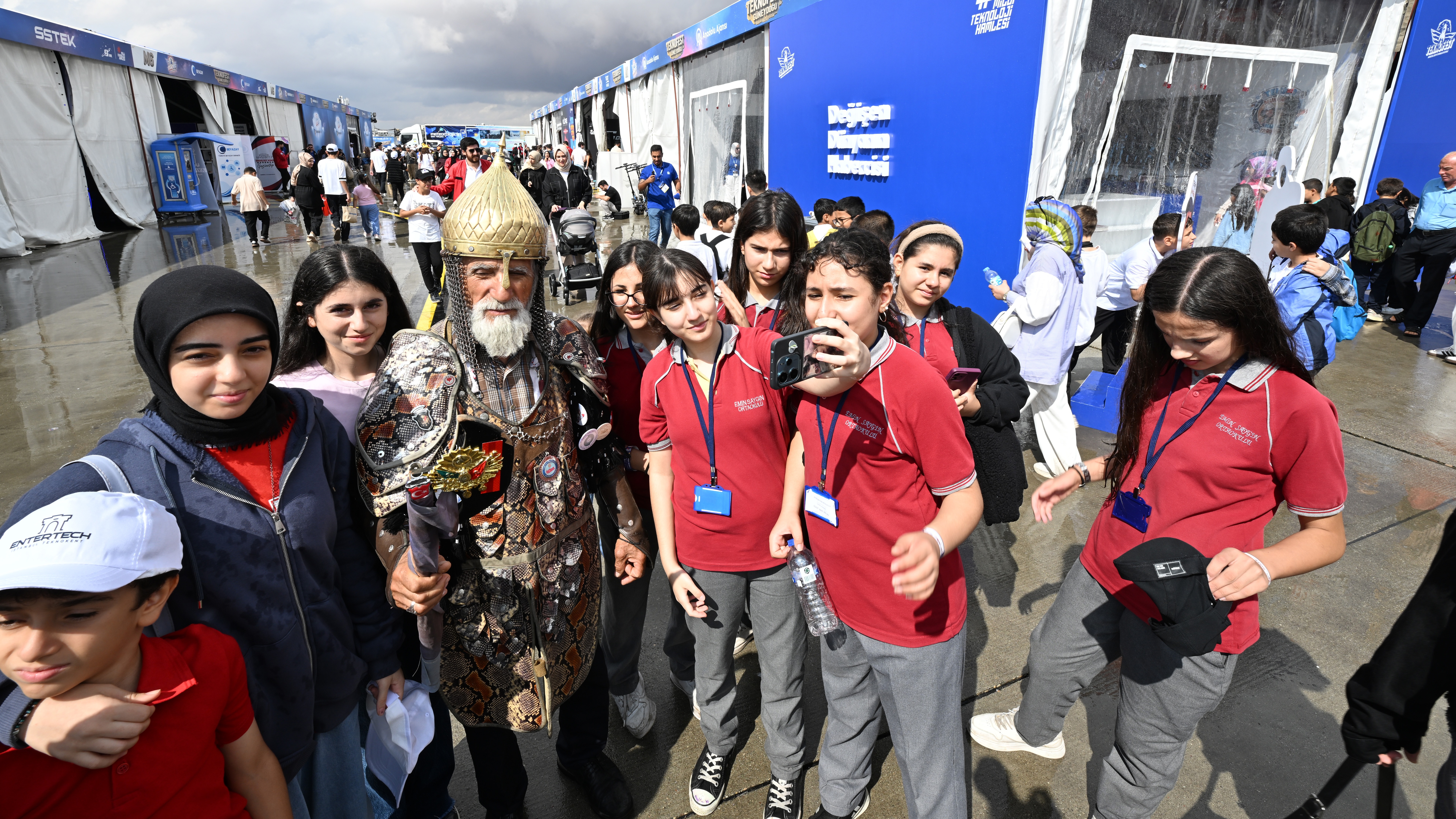 Hasan Keskin, TEKNOFEST'te öğrencilerle
