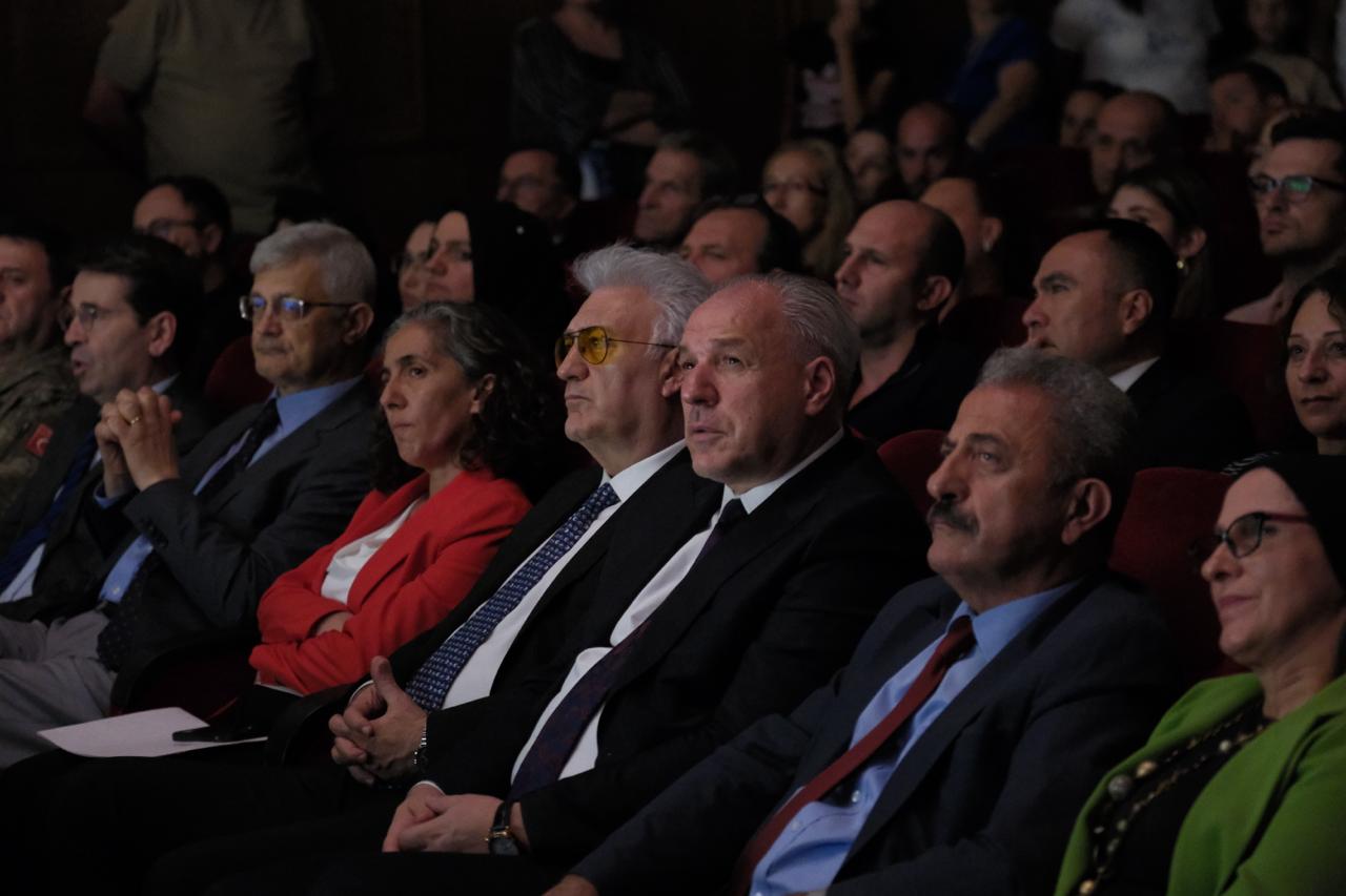 Devlet Tiyatroları Genel Müdürü Tamer Karadağlı Kosova'da sahnede