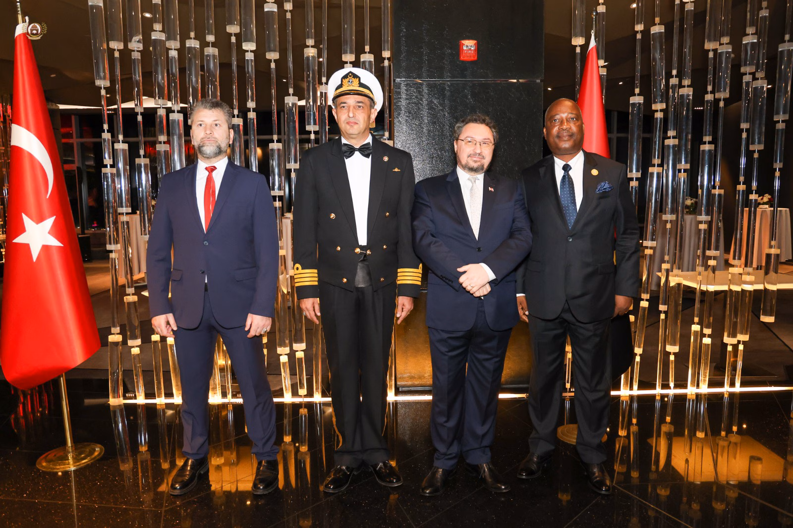Luanda'daki Cumhuriyet töreninde Türk bayrağı önünde hatıra fotoğrafı