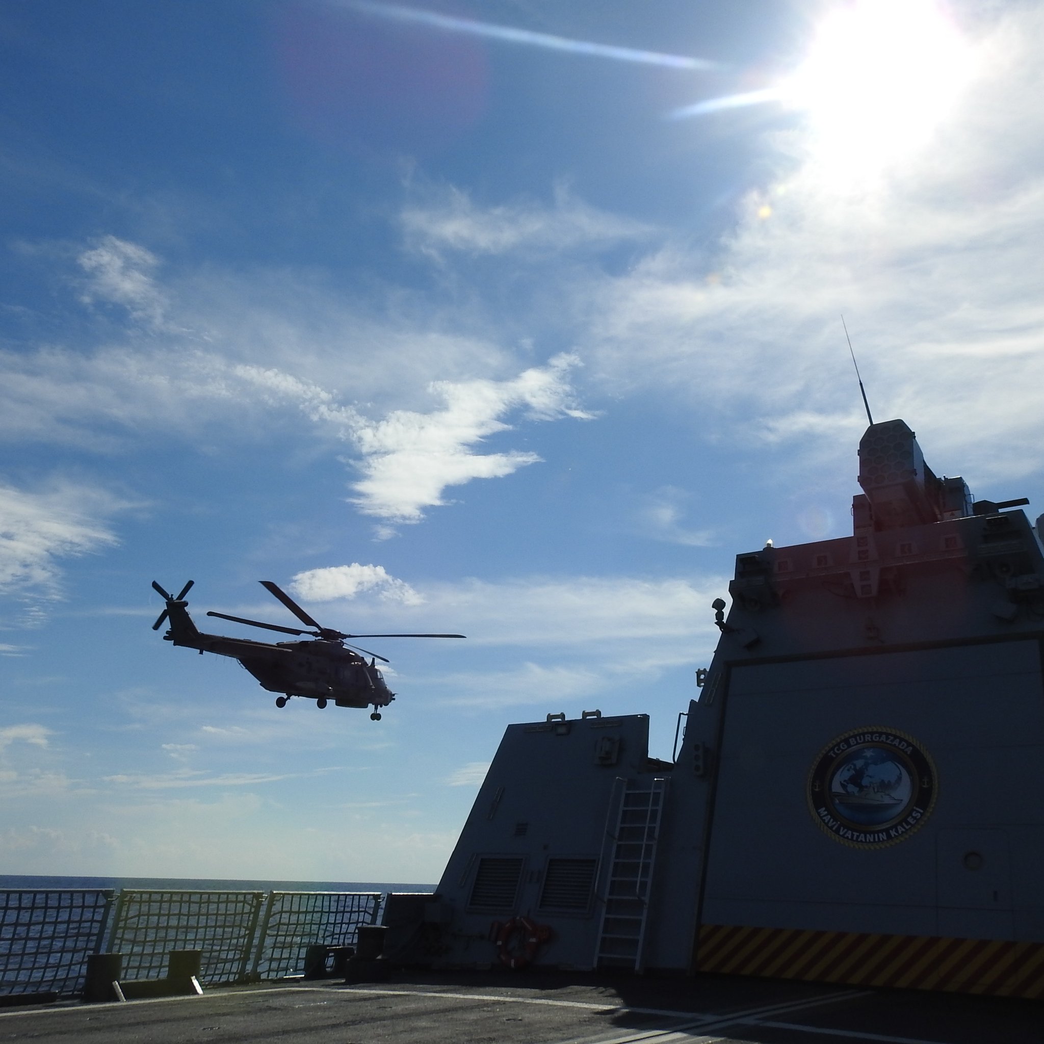 Taranto Körfezi eğitiminde helikopter operasyonu