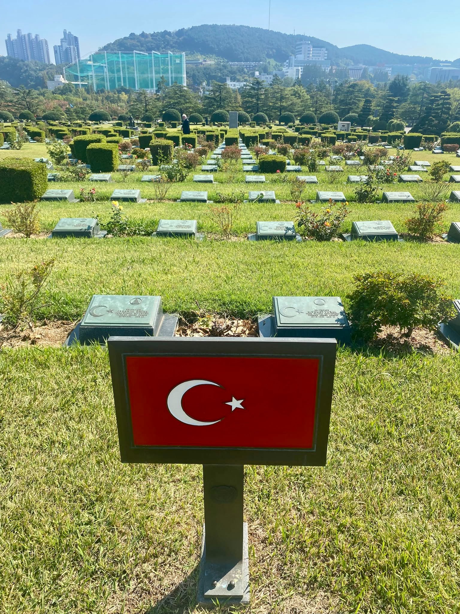Busan’daki BM Anıt Mezarlığı’nda Türk askerlerinin kabirleri