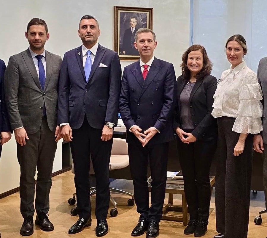 MÜSİAD İtalya heyeti, Milano Başkonsolosluğundaki kabulde hatıra fotoğrafı çektirdi