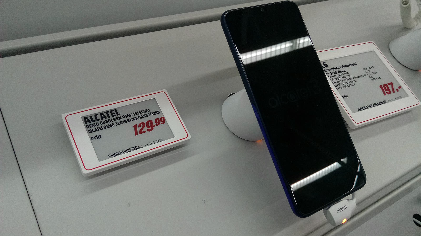 Mağazada sergilenen bir akıllı telefon (arşiv)