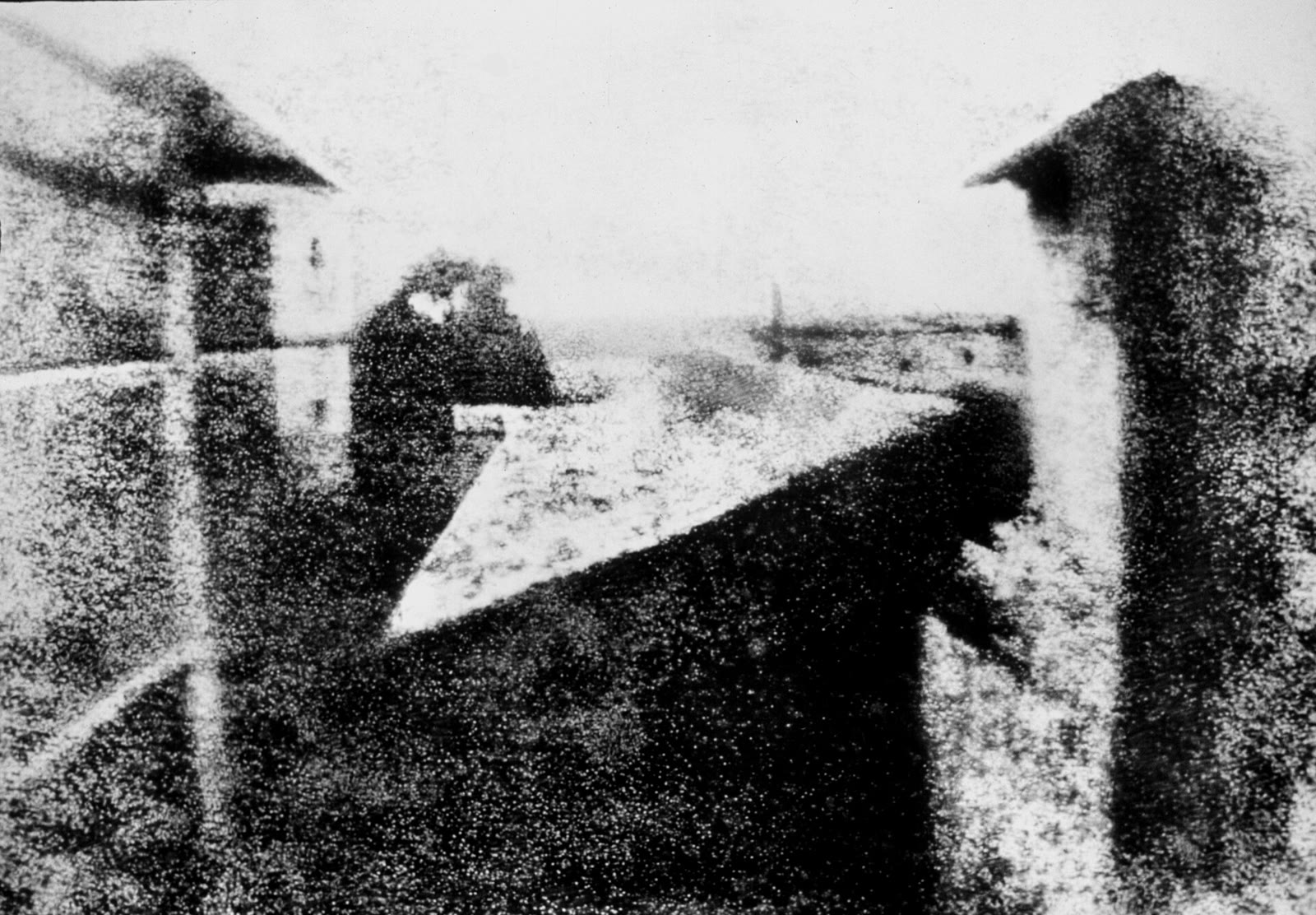 Niépce'nin 1826-1827'de çektiği bilinen en eski fotoğraf: “Le Gras'taki Pencereden Görünüm”