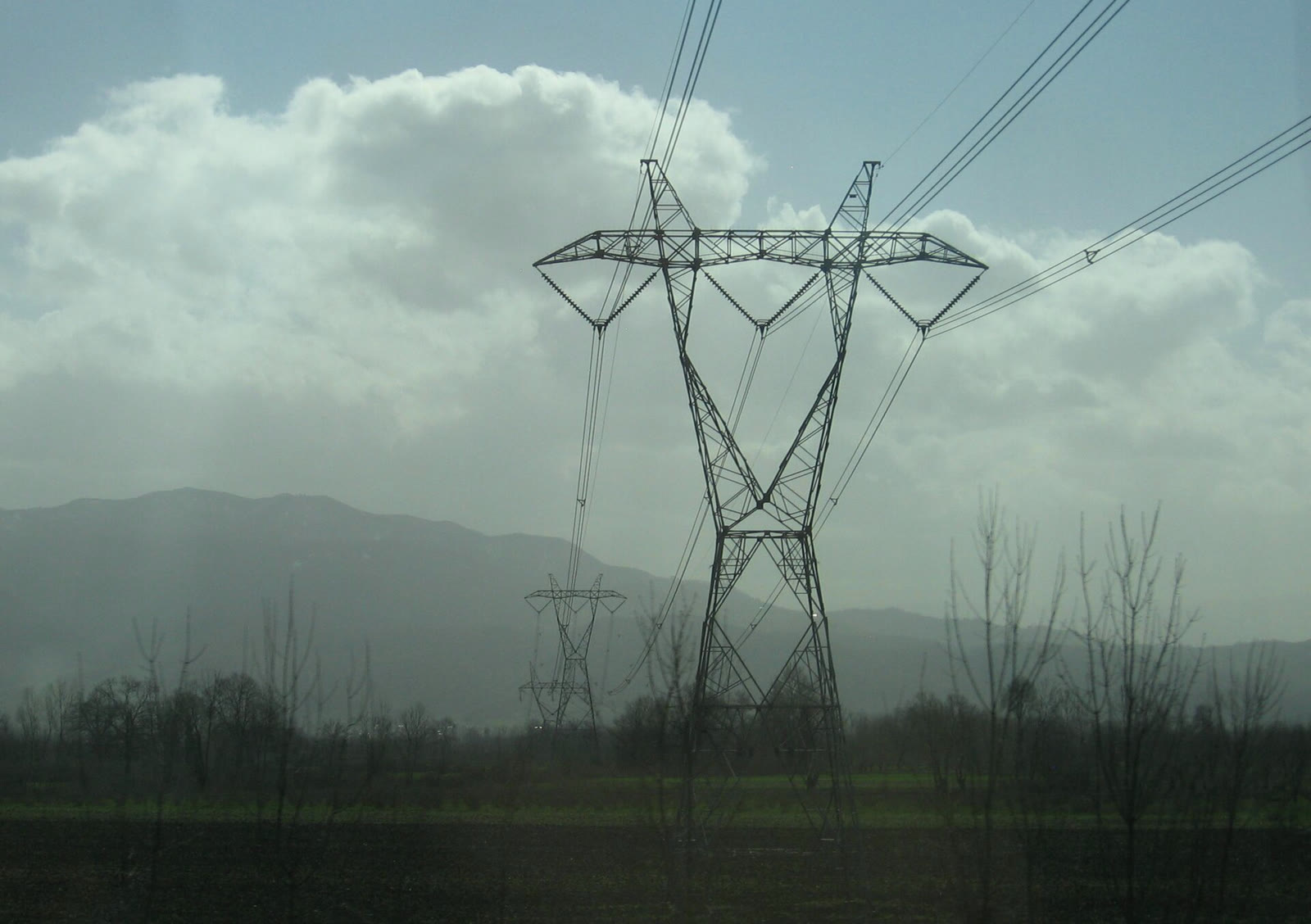 Türkiye’de 380 kV’luk bir enerji iletim hattı (arşiv)