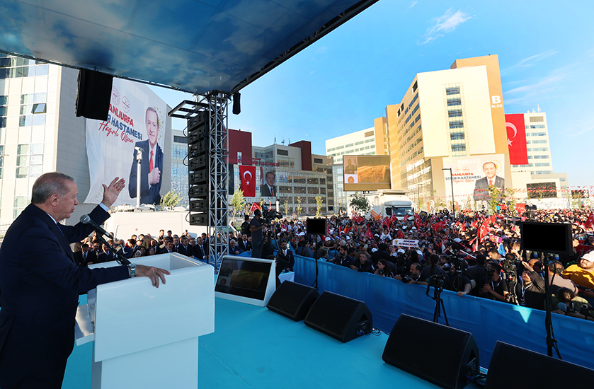 Açılış töreninde vatandaşlar ve hastane binası
